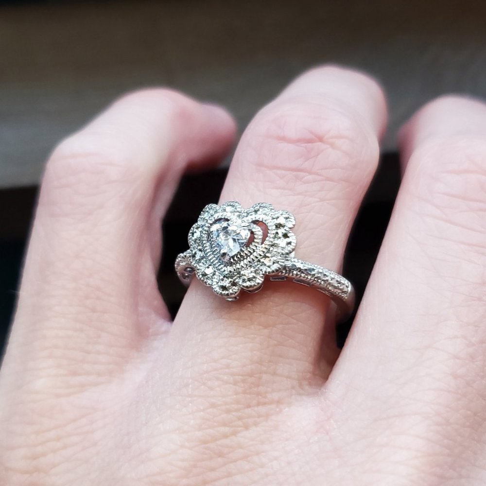 Size 8 925 Sterling Silver Cubic Zirconia Heart Gem Ring - Picture 2 of 7